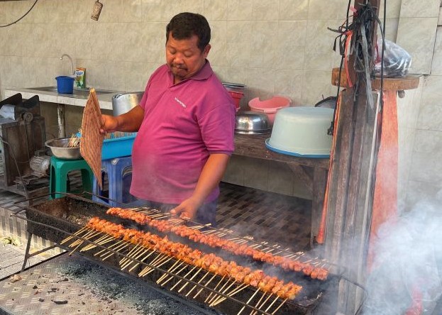バビグリンには欠かせないバビサテ（豚の串焼き）